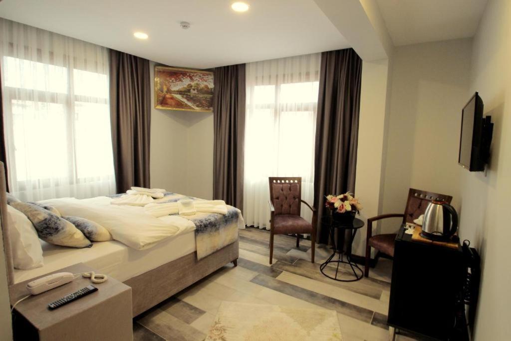Guler Palace Suit